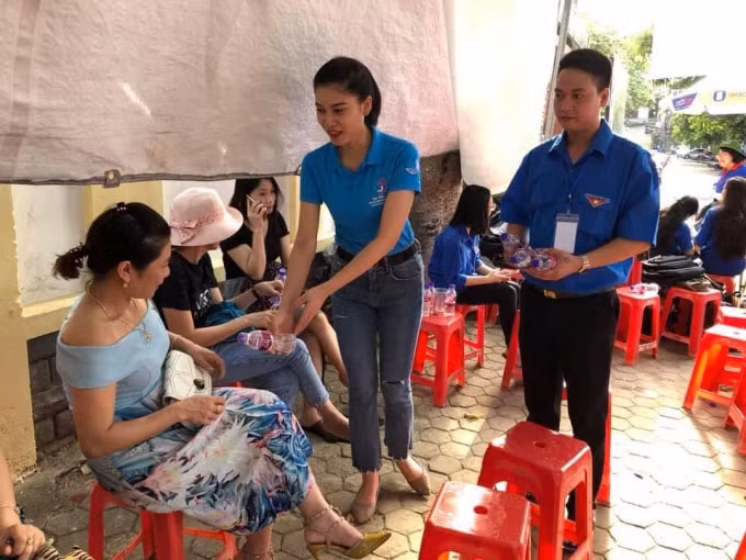 Hỗ trợ nước uống miễn phí cho các phụ huynh đồng hành cùng con trước cổng trường thi.