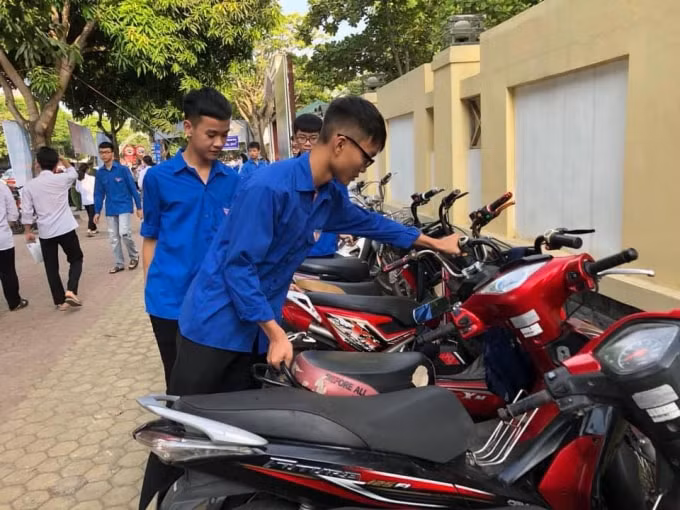 Tổ chức các điểm giữ xe miễn phí cho thí sinh và phụ huynh.