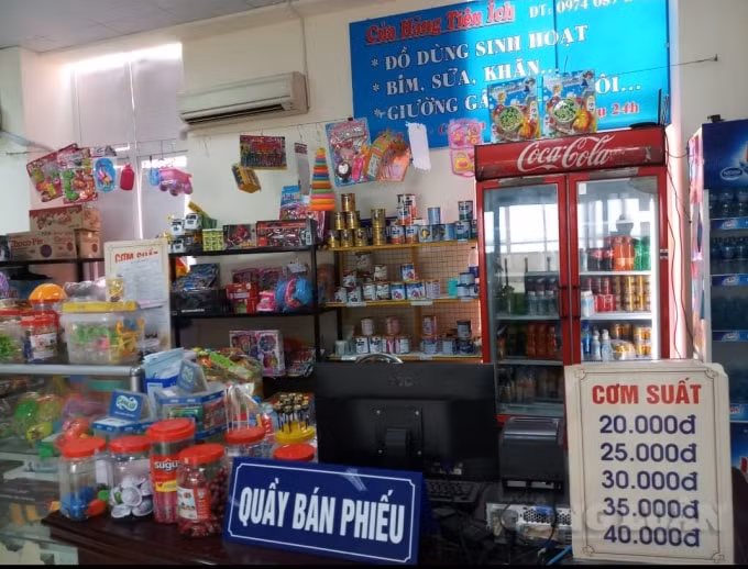 Tại căng tin một số bệnh viện còn trưng bày các sản phẩm sữa thay thế sữa mẹ, bình bú, núm vú giả.