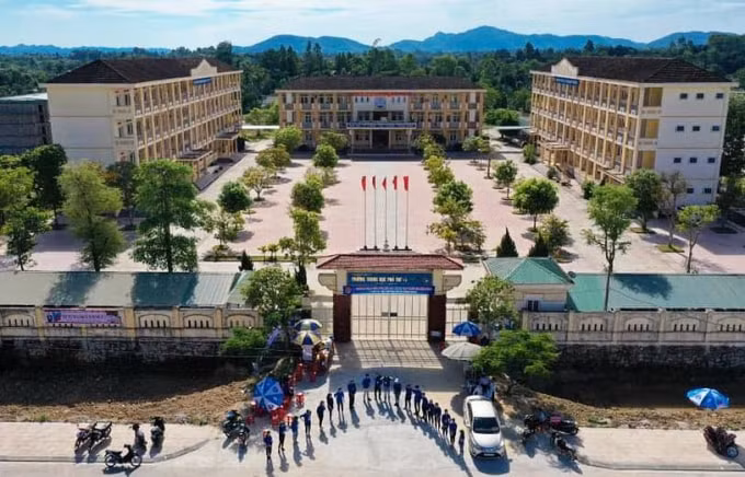 35 đội thanh niên tình nguyện với hơn 1.400 ĐVTN ở Hà Tĩnh đã ra quân hỗ trợ thí sinh và người nhà thí.