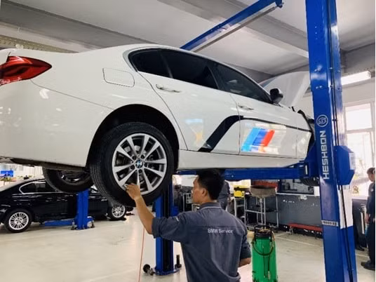 Xe BMW đang được chăm sóc, bảo dưỡng tại tỉnh Quảng Ninh.