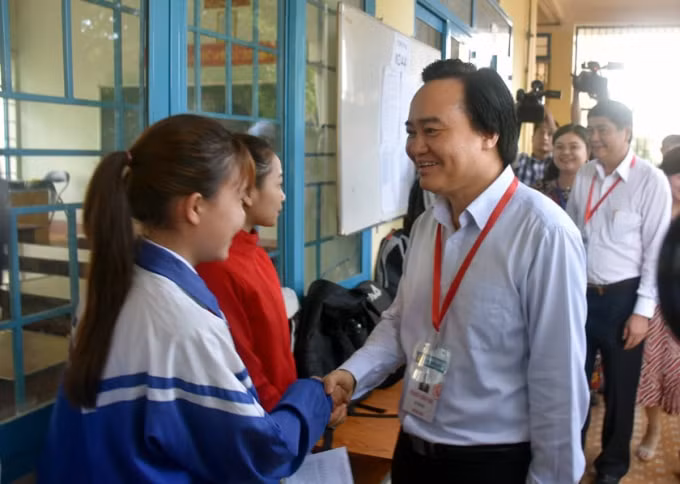 Bộ trưởng Phùng Xuân Nhạ động viên thí sinh trước giờ thi (Ảnh CTV)