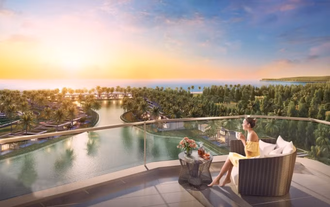 Từ ban công mỗi căn condotel, du khách có thể phóng tầm mắt ra một vùng cảnh quan cỏ cây, biển cả bao la rộng lớn