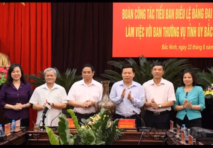 Đồng chí Phạm Minh Chính, Ủy viên Bộ Chính trị trong buổi làm việc với Ban Thường vụ Tỉnh ủy Bắc Ninh