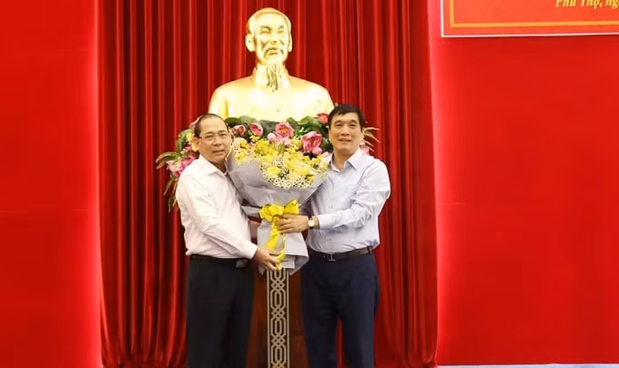 Ông Bùi Minh Châu, Bí thư tỉnh ủy Phú Thọ (bên phải) tặng hoa chúc mừng tân Phó bí thư tỉnh ủy Hoàng Công Thủy.