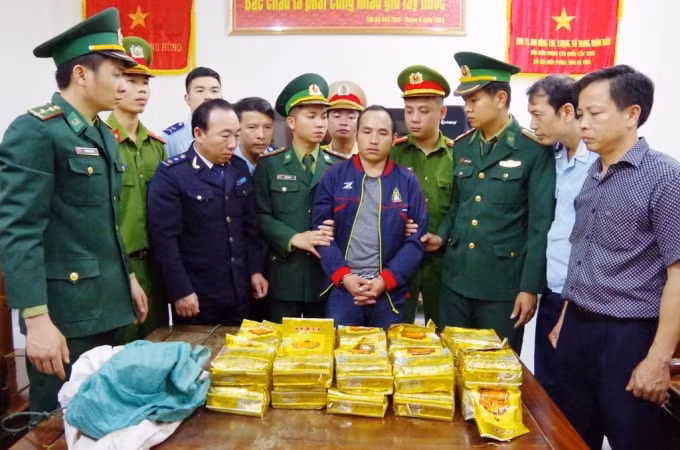 Đối tượng Vangchueyang Briacher cùng tang vật trong chuyên án 218-Lp