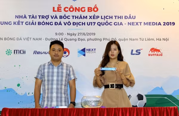Sau lễ ký kết là bốc thăm chia bảng giải U17 Quốc gia. Ảnh: VFF