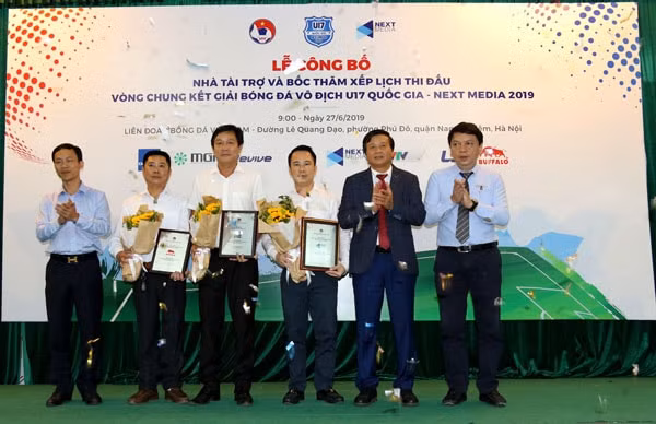 VFF trao bảng danh vị cho Next Media tại buổi lễ ký kết. Ảnh: VFF