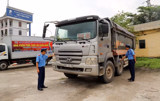 Tăng cường giám sát, kiểm tra, xử lý các trường hợp vận chuyển hàng hóa quá tải trọng, chở quá số người cho phép tham gia giao thông. Ảnh minh họa