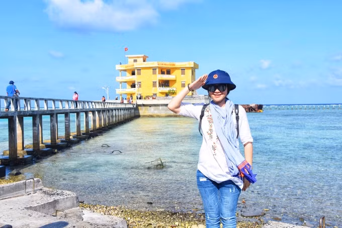 "Bất cứ ai, nếu là người Việt Nam yêu nước, khi đến với Trường Sa, trái tim sẽ rung lên ở cung bậc cao nhất. Khi những cảm xúc cùng cộng hưởng sẽ càng bồi đắp thêm giá trị cho tinh thần dân tộc, tinh thần đại đoàn kết" - nhà báo Hoàng Yến chia sẻ. Ảnh: NVCC