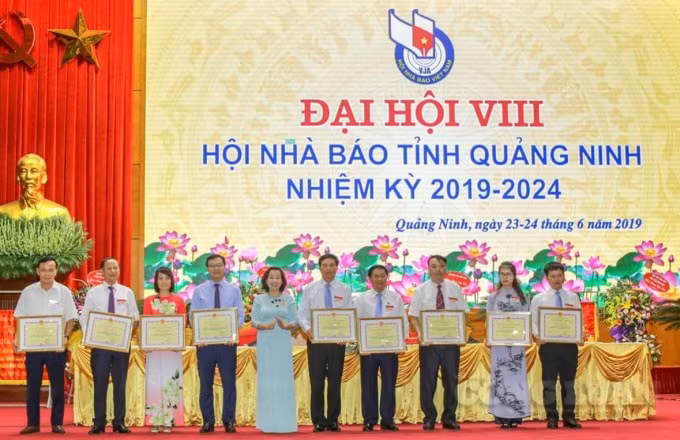 Trao Bằng khen của UBND tỉnh, Giấy khen của Hội Nhà báo tỉnh cho cá nhân các hội viên nhà báo có nhiều thành tích, đóng góp cho tỉnh.