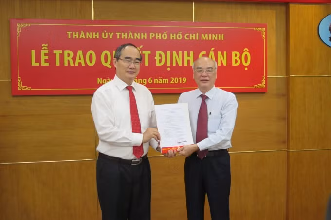 Bí thư Thành ủy Nguyễn Thiện Nhân trao quyết định bổ nhiệm ông Nguyễn Như Khuê làm Trưởng ban Tuyên giáo Thành ủy - ảnh H.V&nbsp;