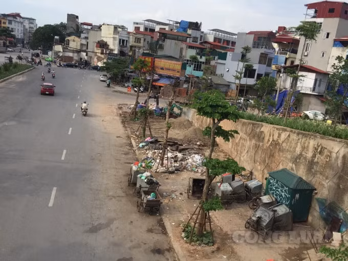 Thông tin từ người dân sống tại đây cho biết, những đống rác lớn xuất hiện khắp nơi, bốc mùi hôi thối gây ô nhiễm môi trường, mất mỹ quan đô thị