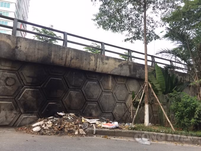 Thậm chí chân cầu vượt còn trở thành nơi đốt rác, ảnh hưởng nghiêm trọng đến kết cấu cây cầu