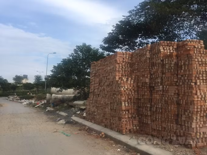 Nhiều khu vực vỉa hè còn trở thành nơi tập kết gạch đá, cát sỏi