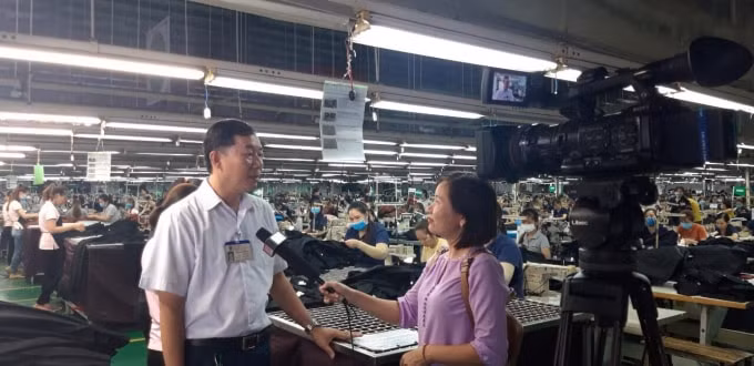 Nhà báo Nguyễn Thị Tình tác nghiệp tại hiện trường.
