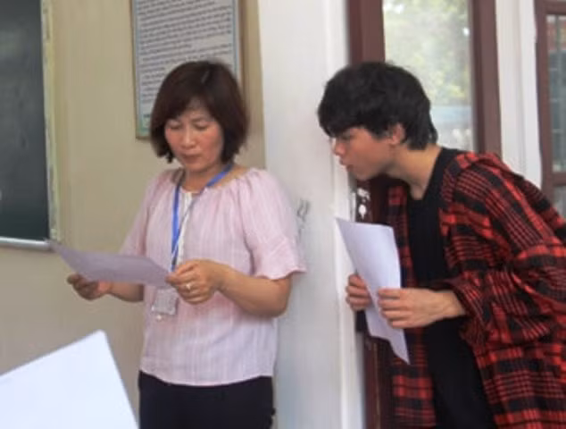 16.886 thí sinh ở cụm thi số 29 - Hà Tĩnh đã có mặt tại 35 điểm thi trên toàn tỉnh để nghe phổ biến quy chế thi, lịch thi và làm thủ tục dự thi.
