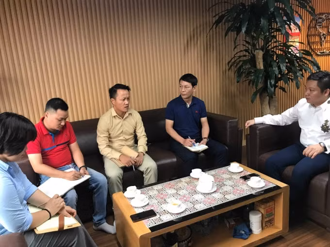 Ê kíp làm chương trình họp bàn các phương án tác nghiệp.