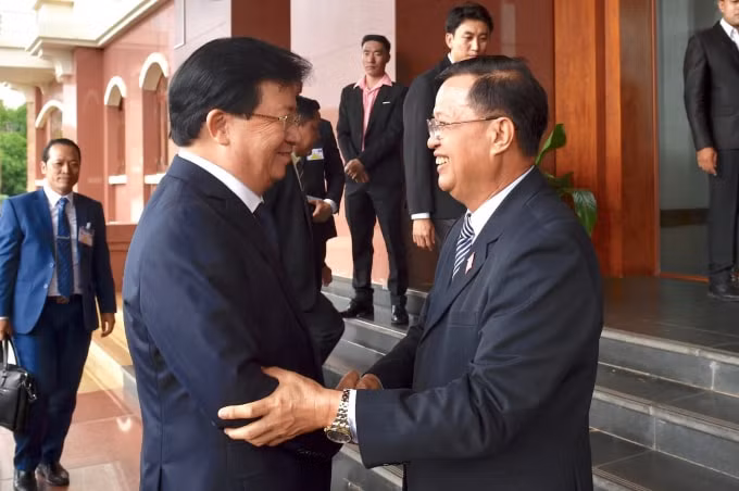 Chiều cùng ngày, Phó Thủ tướng Trịnh Đình Dũng đã làm việc với Phó Chủ tịch Quốc hội Lào Somphanh Phengkhammy về Dự án xây nhà Quốc hội mới của Lào, đồng thời đi khảo sát hiện trường Dự án. Ảnh: VGP