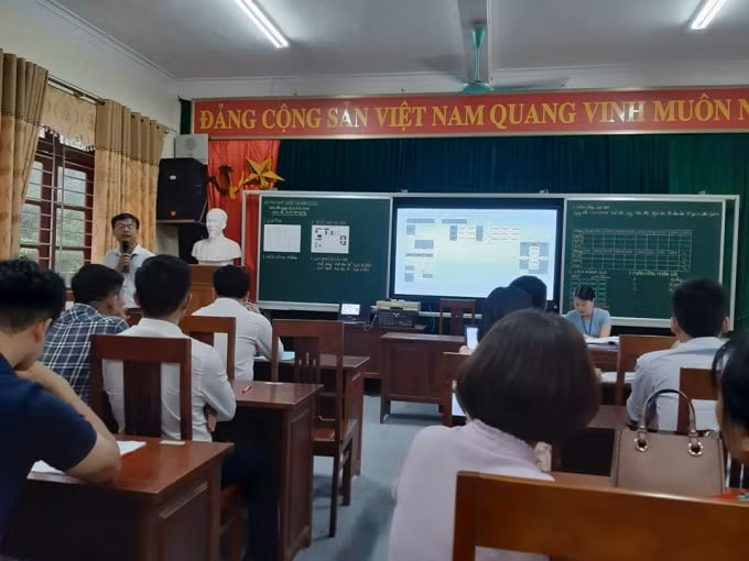 Họp cán bộ coi thi tại điểm thi Bố Hạ, Yên Thế, Bắc Giang. Ảnh: CTV Lương Minh