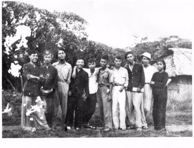 Nhóm học viên Trường dạy làm báo Huỳnh Thúc Kháng, năm 1949 (Nhà báo Mai Cương đứng ngoài cùng bên phải). Nguồn: Bảo tàng Báo chí Việt Nam.