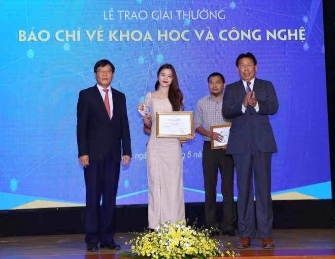 Phóng viên Lệ Thu nhận Giải Ba- Giải thưởng Báo chí về Khoa học- Công nghệ năm 2018 (Ảnh: NVCC)