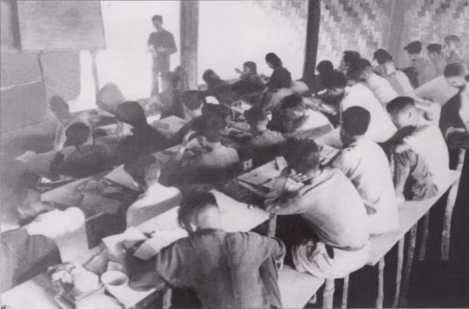 Các học viên Trường dạy làm báo Huỳnh Thúc Kháng trong giờ học. Nguồn: Bảo tàng Báo chí Việt Nam.