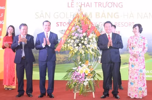 Bí thư Tỉnh ủy Nguyễn Đình Khang và Chủ tịch UBND tỉnh Nguyễn Xuân Đông tặng hoa chúc mừng tại lễ ra mắt sân golf Kim Bảng. Ảnh: hanam.gov