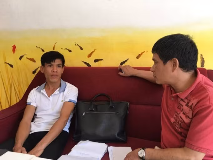 Phóng viên làm việc với bạn đọc cung cấp nguồn tin.
