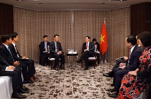 Phó Thủ tướng Vương Đình Huệ tiếp lãnh đạo Công ty Alliex đang quan tâm tới việc hợp tác, đầu tư trong lĩnh vực trung gian thanh toán, thanh toán không dùng tiền mặt, cho vay ngang hàng (P2P) tại Việt Nam Ảnh: VGP