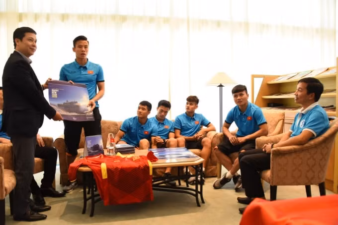 Anh Lê Hồng Quân trao tặng Bộ Lịch Trường Sa đến đội tuyển U23 Việt Nam.
