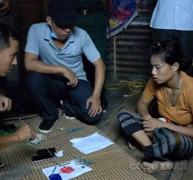 Đối tượng Hồ Thị Liên (áo vàng) cùng tang vật.