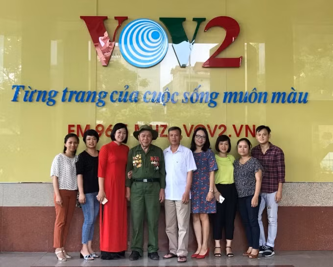 Ê kíp thực hiện tác phẩm chụp ảnh kỷ niệm cùng nhân vật.