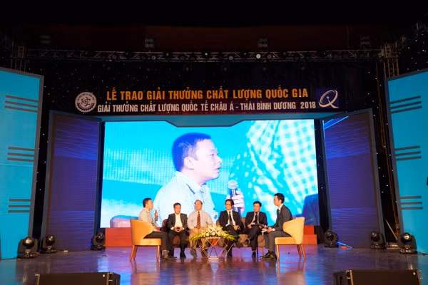 Các diễn giả tham gia buổi tọa đàm “Đổi mới hệ thống quản trị hướng tới phát triển bền vững”