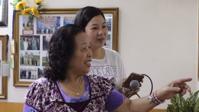 Nhà báo Hồng Quyên gặp gỡ và trò chuyện cùng nhân vật trong tác phẩm.
