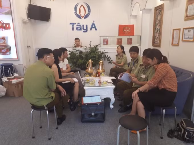 Ngày 20/06/2019, Đội QLTT số 17 (Hà Nội) đã kiểm tra các mặt hàng do Tây Á phân phối.