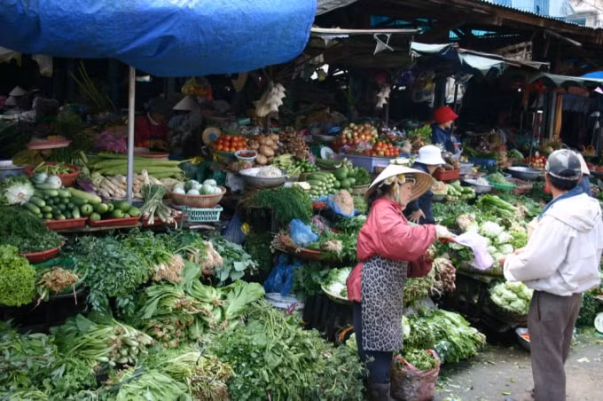 Mỗi ngày, các chợ đầu mối ở Hà Nội tập kết hơn 4.300 tấn thực phẩm để cung cấp cho nhu cầu người dân Thủ đô (Ảnh TL)