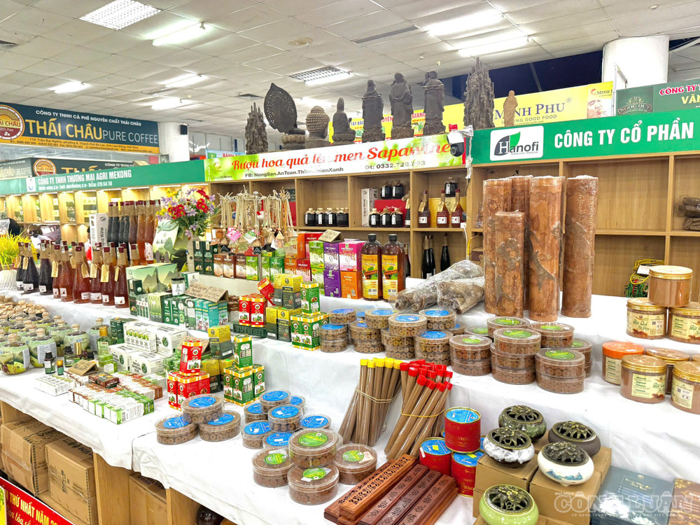 Sản phẩm trưng bày đạt tiêu chuẩn OCOP từ 3 sao trở lên, sản phẩm được bảo hộ chỉ dẫn địa lý, sản phẩm công nghiệp nông thôn tiêu biểu, điển hình. Ảnh: Đình Trung clo_br_1790739929878-1499454592867780915-7448912013364701859-db2504f75328b76b73e193c6d371fb34.jpg