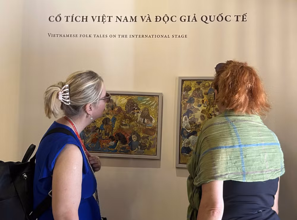 Du khách quốc tế tham quan tại triển lãm. Ảnh: Diệu Thương