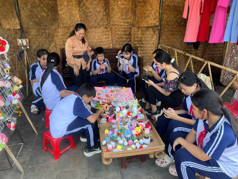 Mỗi hoạt động trải nghiệm mang đến cho các em cơ hội tìm hiểu một nét văn hóa, phong tục hoặc kỹ năng thủ công truyền thống. Ảnh: Tấn Phát 1789914581060-5600494491789780804-5600494491789780804-33df77e480467d109a4cb2bb19dab0a5.jpg
