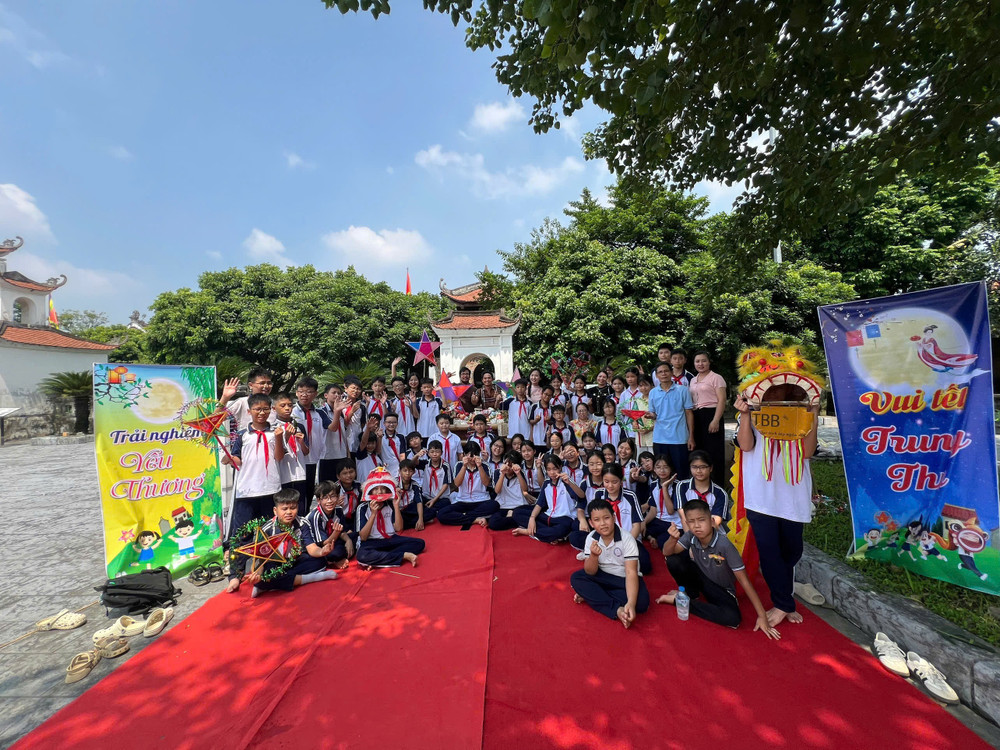 Các bạn học sinh chụp hình lưu niệm tại không gian di tích Văn Miếu Sơn Tây. Ảnh: Tấn Phát 1789914581067-5600494491789780804-5600494491789780804-52a7f156a90c98fd72729b4bc5b30da8.jpg