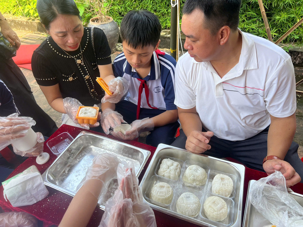 Học sinh trải nghiệm làm bánh Trung thu tại Văn Miếu Sơn Tây. Ảnh: Tấn Phát 1789914581034-5600494491789780804-5600494491789780804-c7a3e425fe51463e9434f0b9f2331c05.jpg