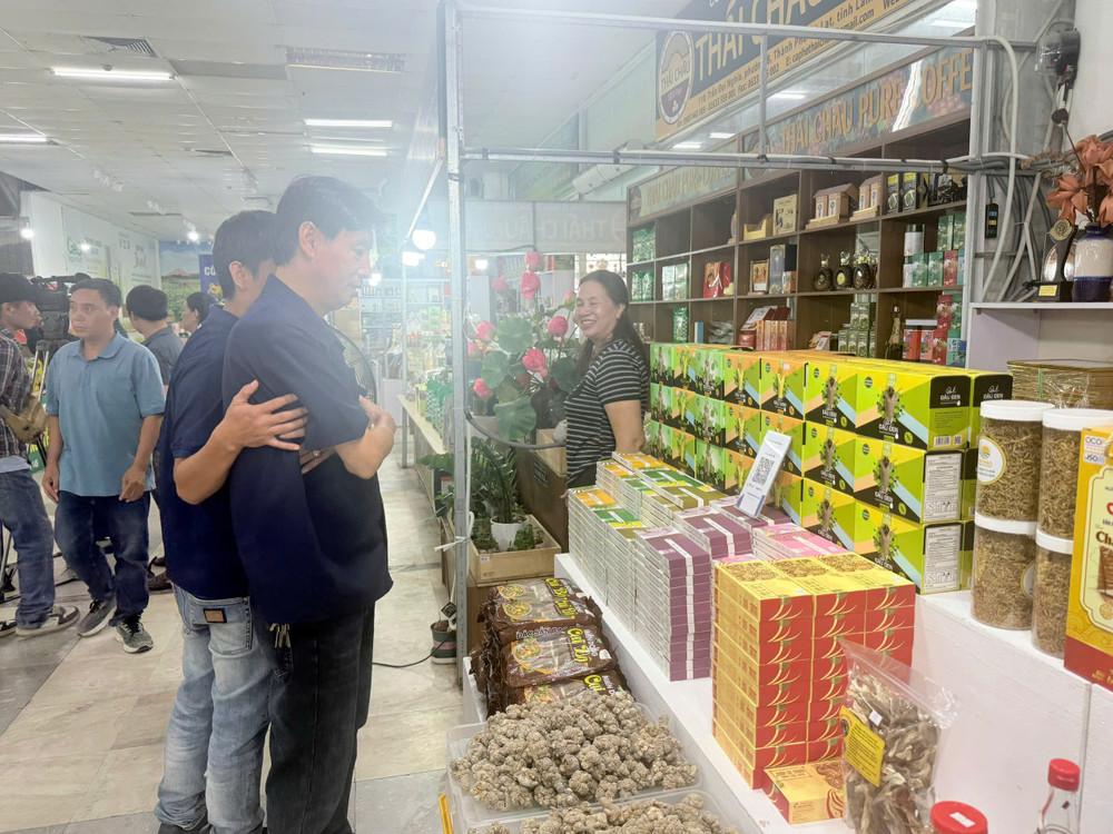 Hội chợ Làng nghề Việt Nam lần thứ 22 có gần 100 gian hàng và khu triển lãm chung rộng 120m², với sự tham gia của hơn 50 đơn vị đến từ 18 tỉnh, thành phố. Ảnh: Đình Trung 1790739929779-1499454592867780915-7448912013364701859-0fe04546576b6cfea2a4b9c03452fdb6.jpg