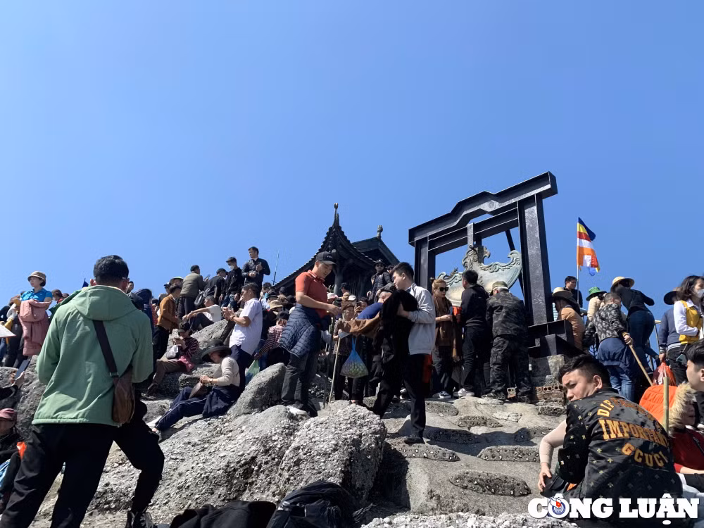 chua dong yen tu nhon nhip nguoi den hanh huong trong ngay dau khai hoi hinh 18