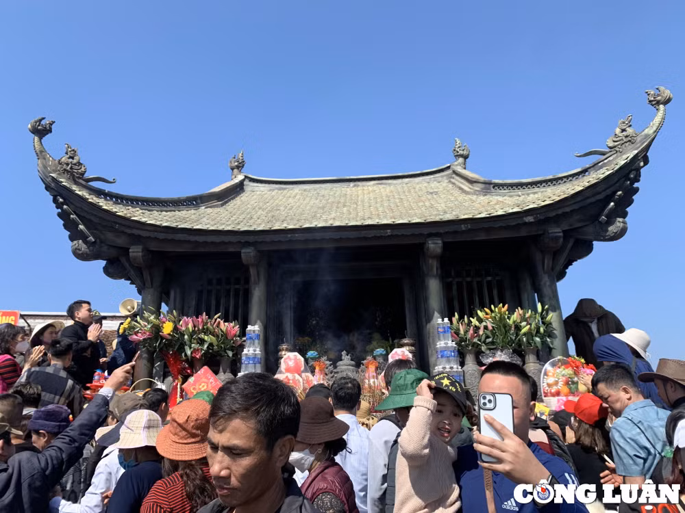 chua dong yen tu nhon nhip nguoi den hanh huong trong ngay dau khai hoi hinh 20