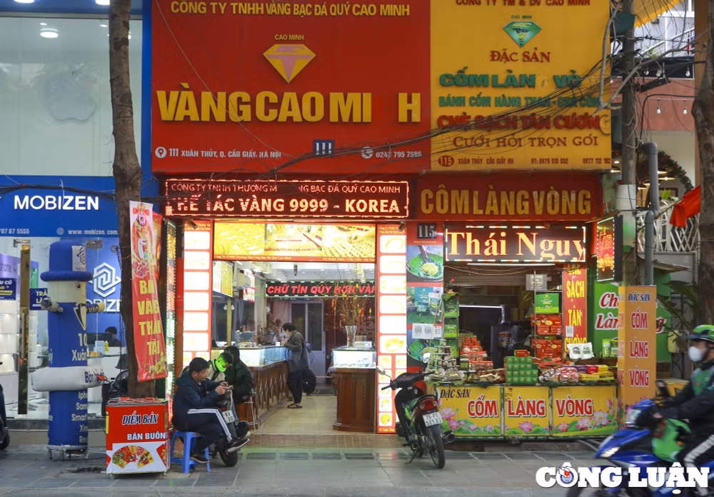 ngay via than tai den chieu van co hang tram nguoi xep hang cho mua vang hinh 11