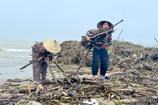 Thanh Hóa: Khẩn trương dọn dẹp rác, củi sau mưa lũ ở Sầm Sơn
