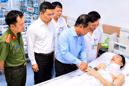 Bí thư Tỉnh ủy Thanh Hóa Lê Đức Thái thăm hỏi, động viên Trung tá Phạm Ngọc Khánh