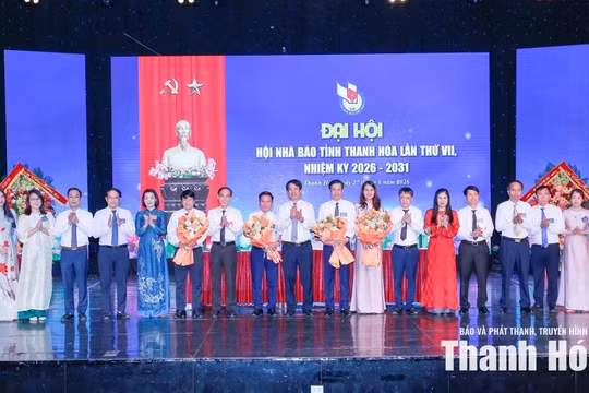 Ban Chấp hành nhiệm kỳ mới ra mắt đại hội. Ảnh: BTH