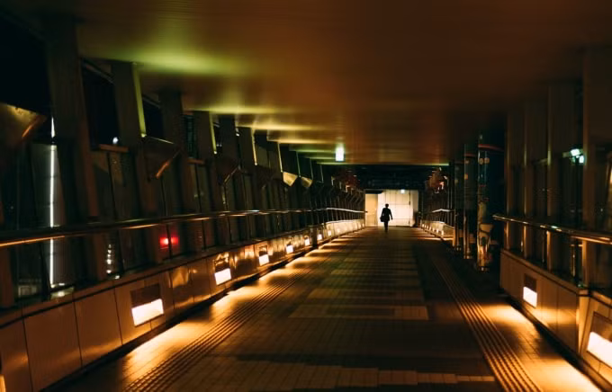 Đường hầm qua đường dẫn vào trung tâm thương mại Canal city. Đây là trung tâm thương mại được khách Trung Quốc yêu thích và thường xuyên ken đặc khách du lịch - Ảnh: Thạch Long